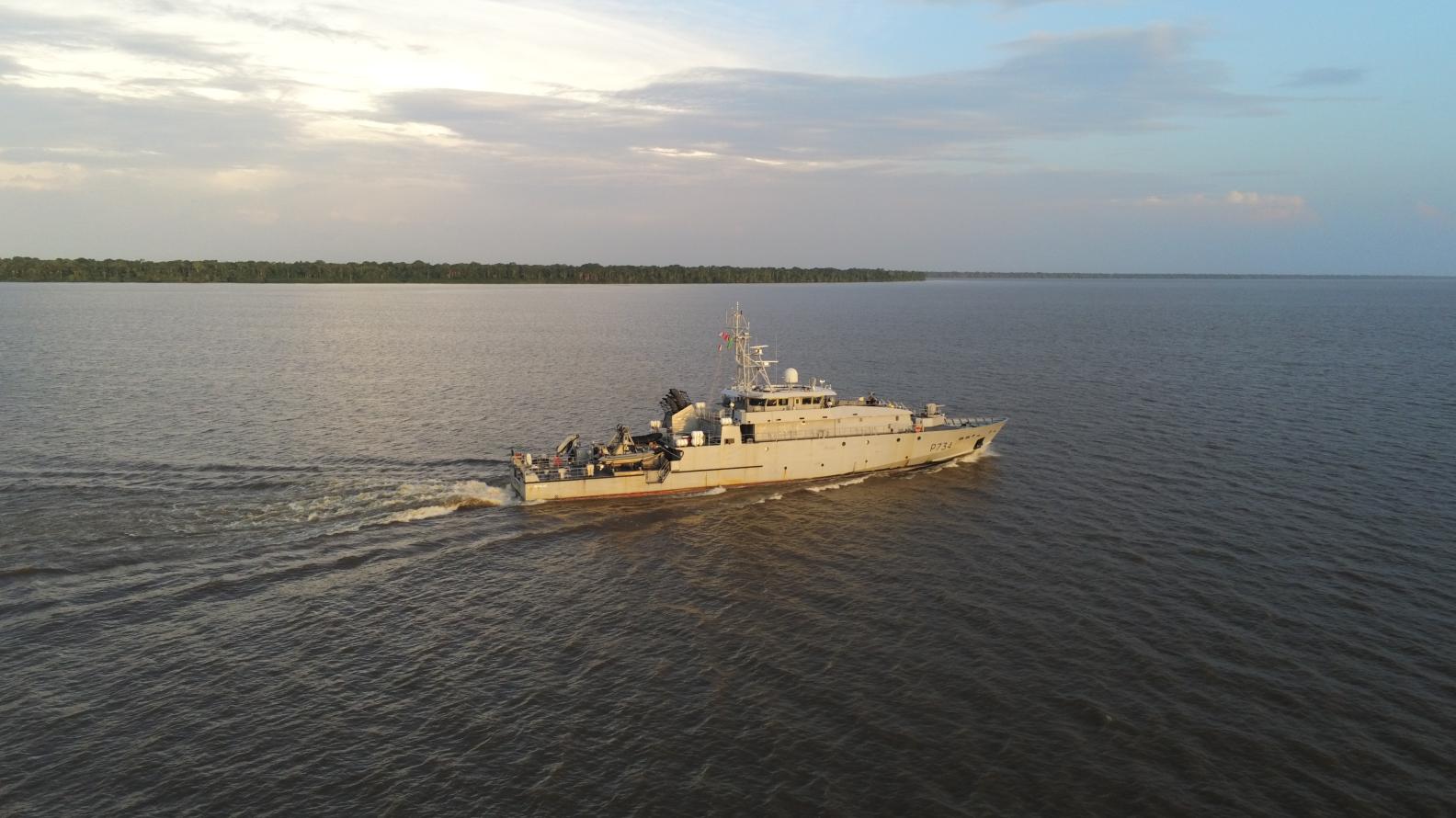 Le patrouilleur La Résolue navigue sur le fleuve Amazone