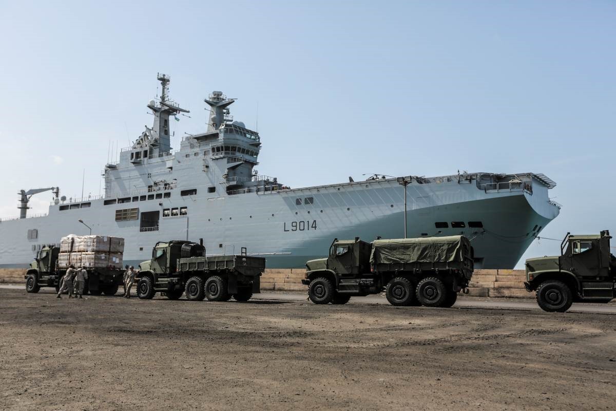 Le BPC Tonnerre embarque des militaires américains dans le port de Djibouti