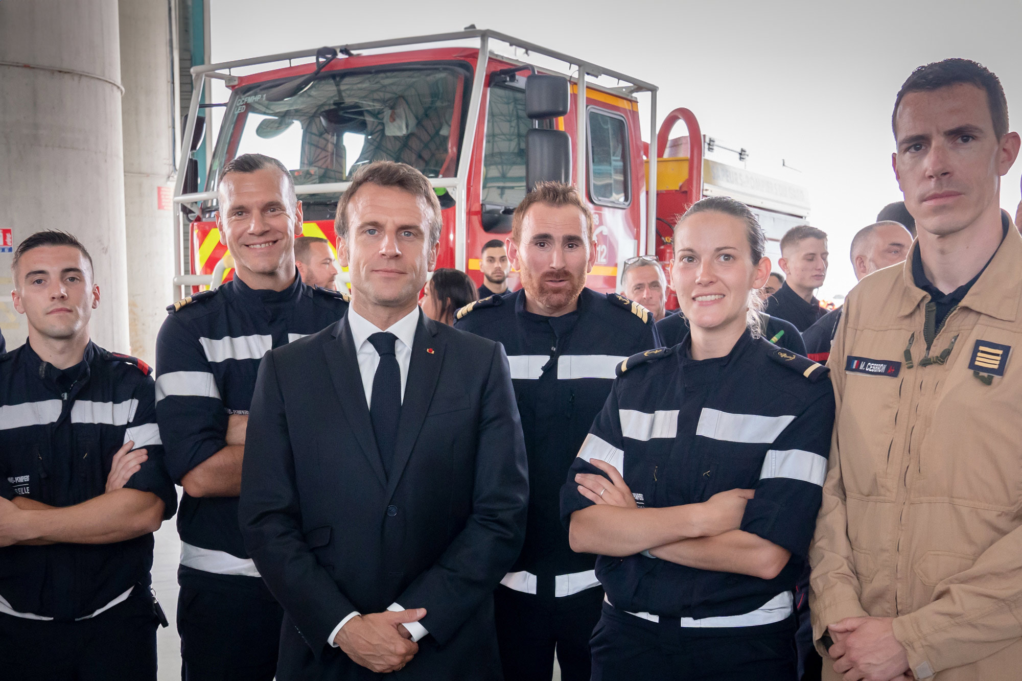 Le président de la République, Emmanuel Macron, et le détachement du bataillon des marins-pompiers de Marseille