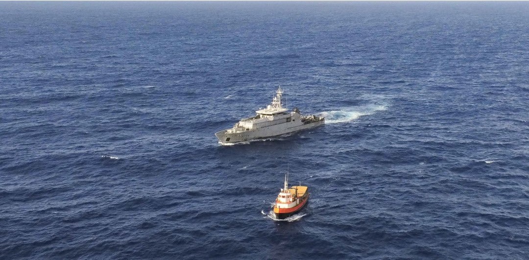 Le patrouilleur Antilles-Guyane La Résolue intercepte un navire transportant de la drogue
