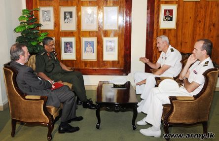 Le général Sarath Fonseka reçoit l'amiral Valin, l'ambassadeur de France et l'attaché de défense