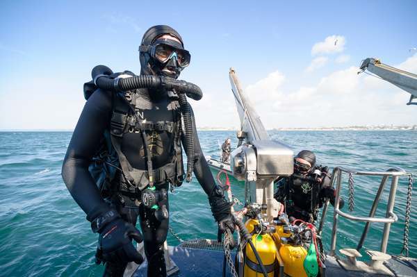 La discrétion magnétique et acoustique du CRABE permet aux plongeurs de s’approcher des systèmes de mise à feu des mines sans les déclencher
