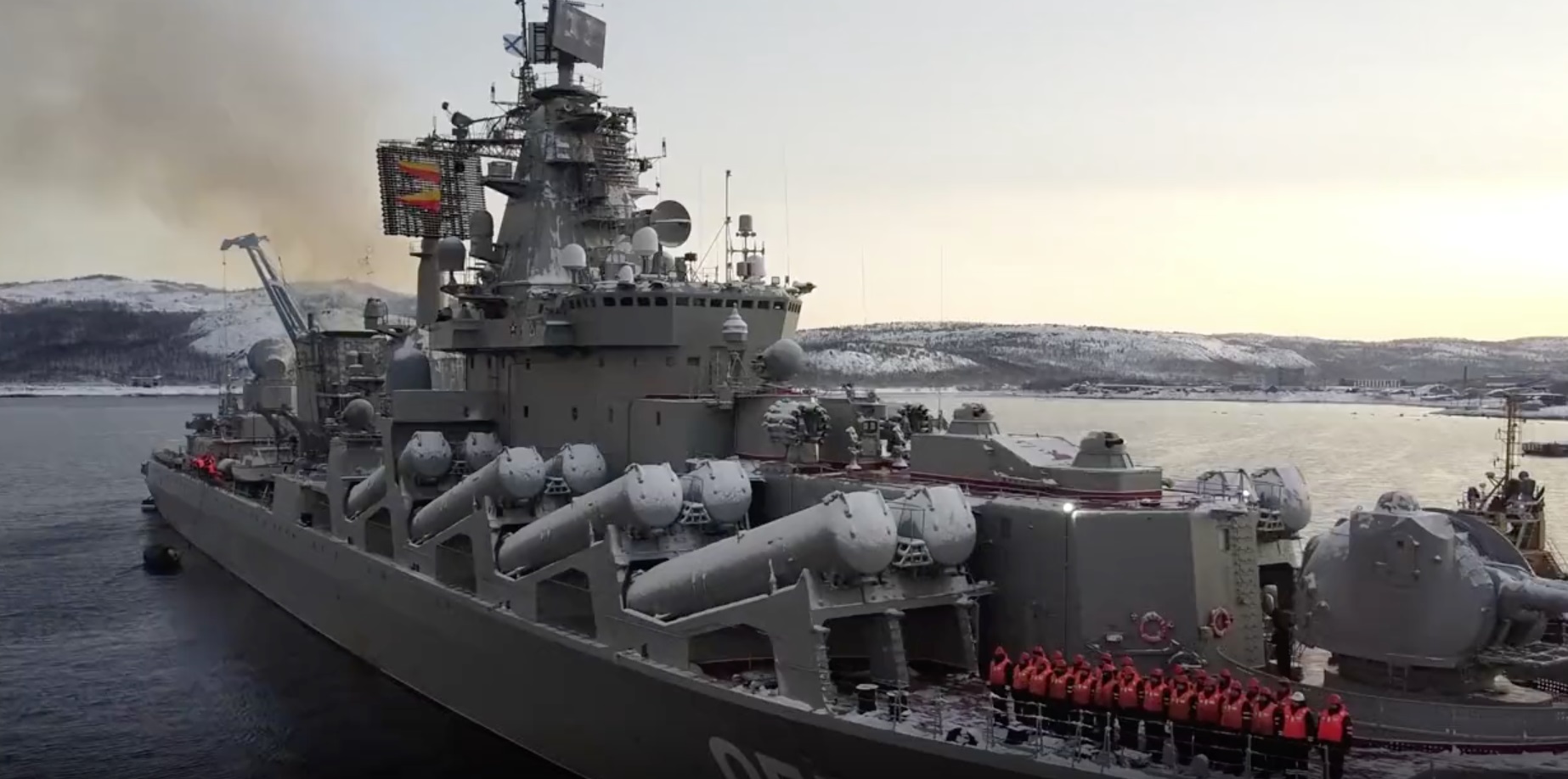 Le coiseur lance-missiles russe Maréchal Ustinov quitte son port-base de Severomorsk