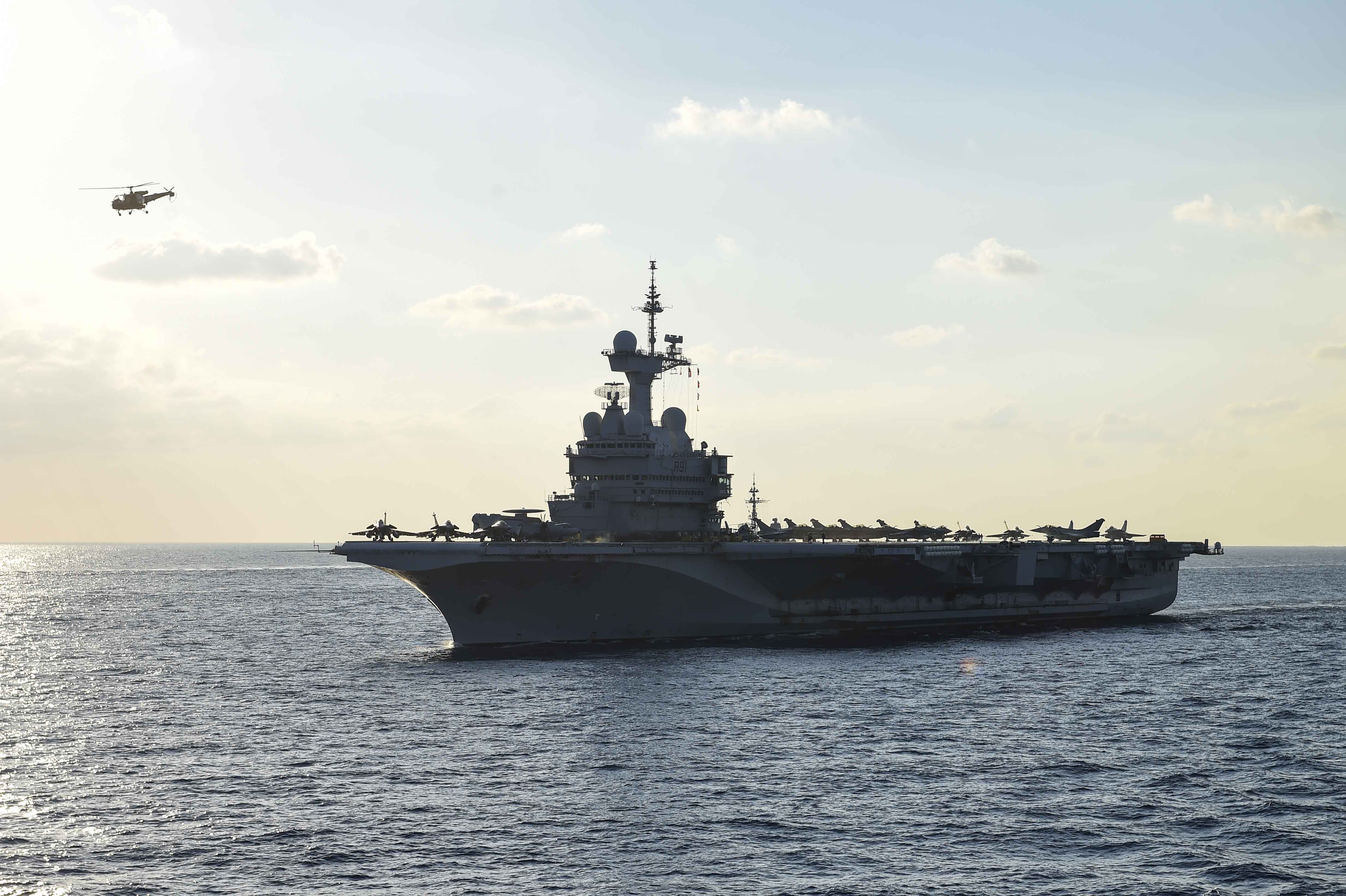 Le Charles de Gaulle et l'USS Ross se rapprochent pour un exercice photo
