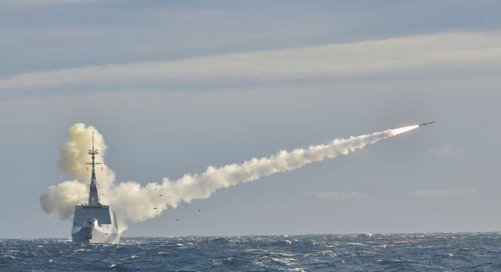 La frégate Surcouf tire un missile Mer-Mer 40