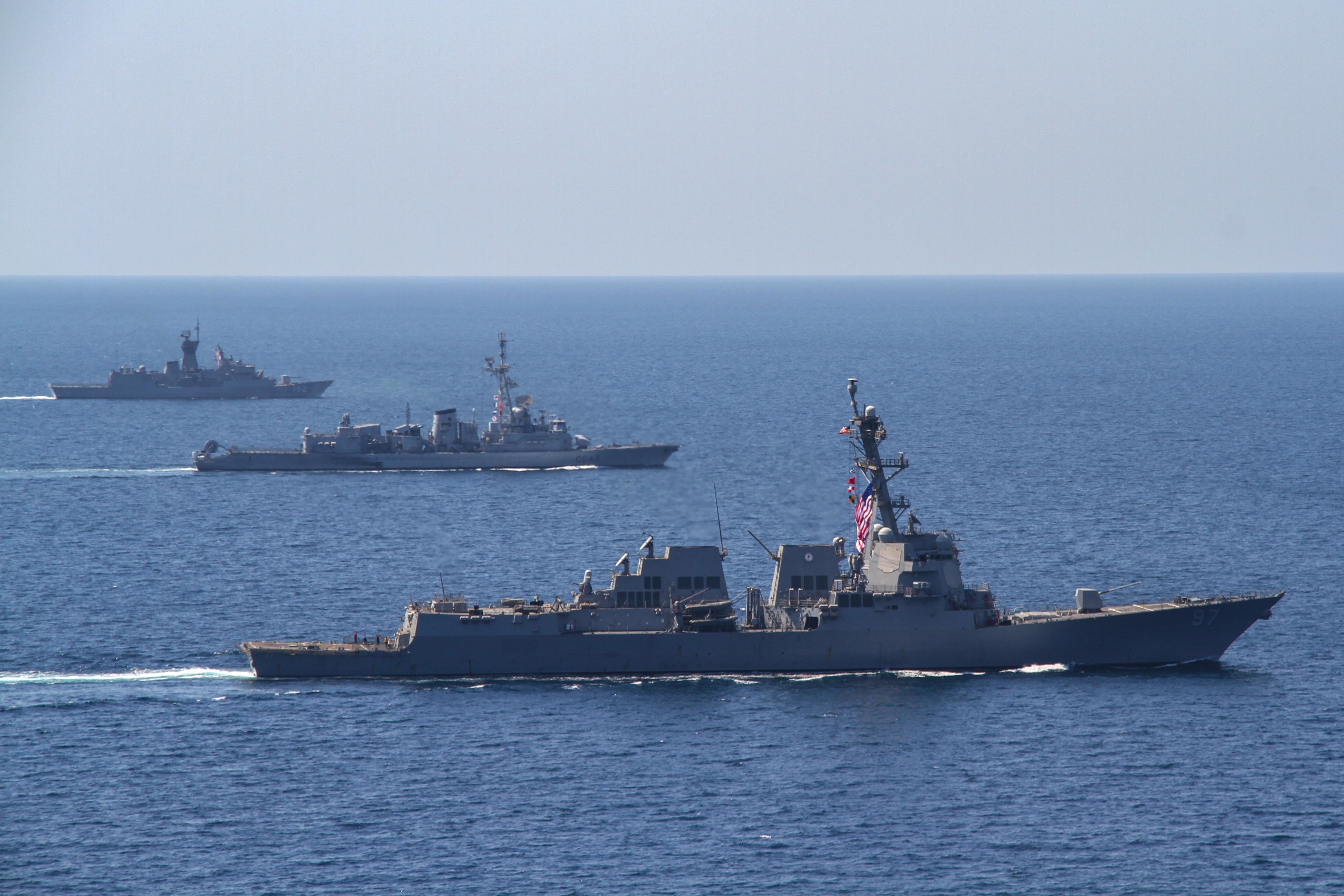 Les frégates française Jean de Vienne, australienne HMAS Warramunga et américaine USS Halsey