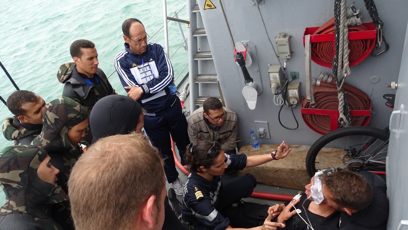 Plongeurs français et marocains s'entraînent à la prise en charge d'un accident de plongée