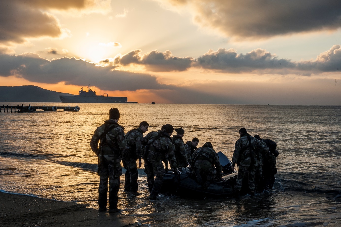 Des fusiliers-marins en entraînement amphibie avec le BPC Mistral