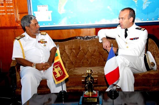 L'attaché de défense et le commandant de la marine du Sri Lanka