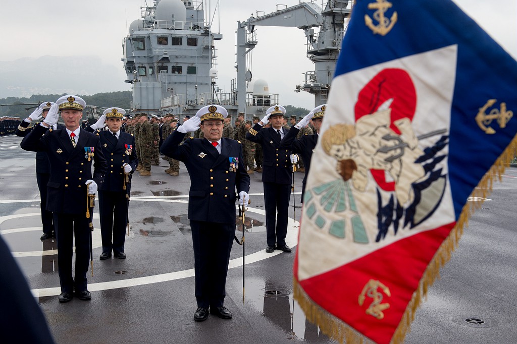 L'amiral Christophe Prazuck salue le fanion du Mistral