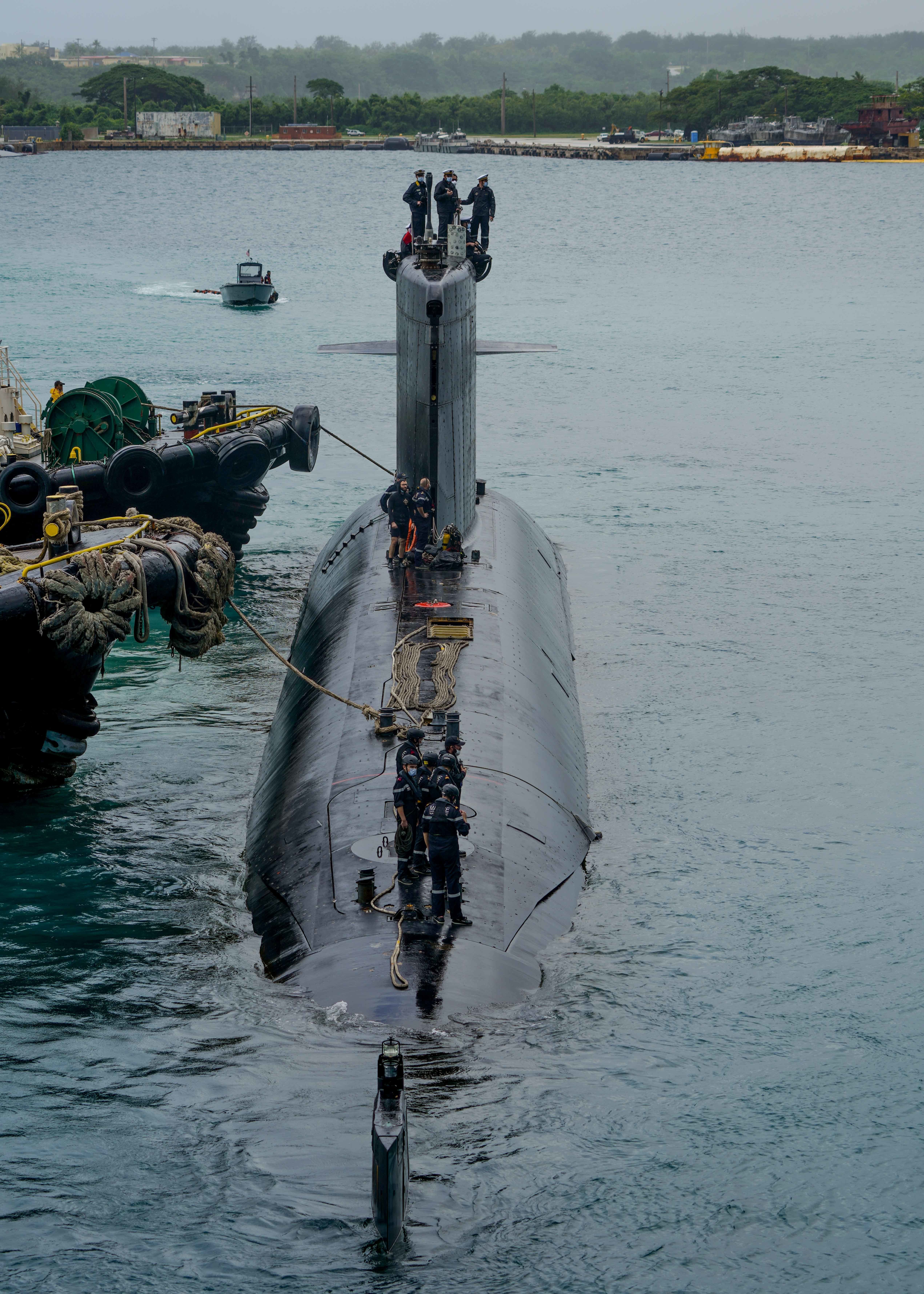 Le sous-marin nucléaire d'attaque Emeraude arrive dans la base navale de Guam