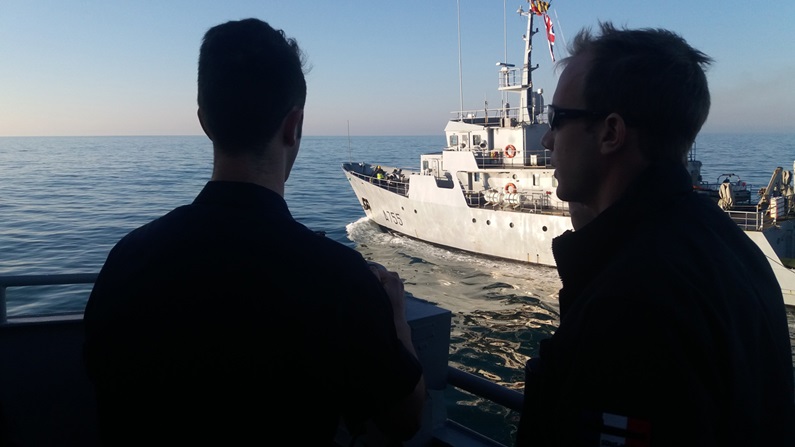 Des élèves-officiers de la Royal Navy prennent la mer avec leurs homologues français