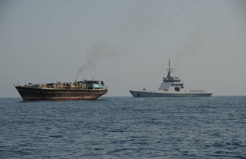 Le patrouilleur L'Adroit escorte un boutre avec des réfugiés djiboutiens à son bord