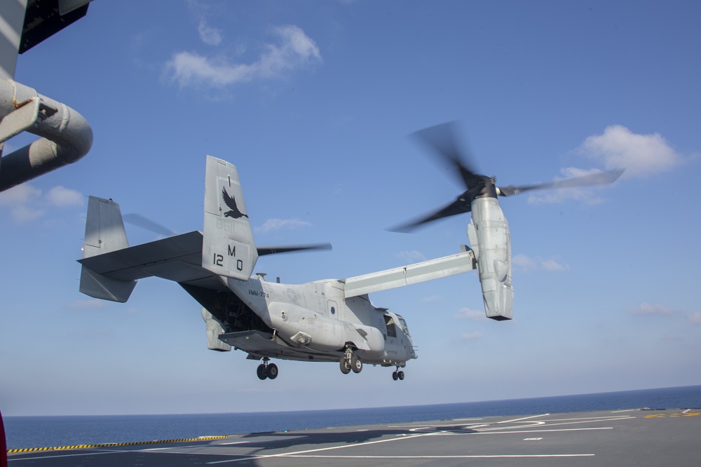 Un hélicoptère V-22 Osprey du Corps des Marines effectue un touch-and-go sur le pont du Dixmude