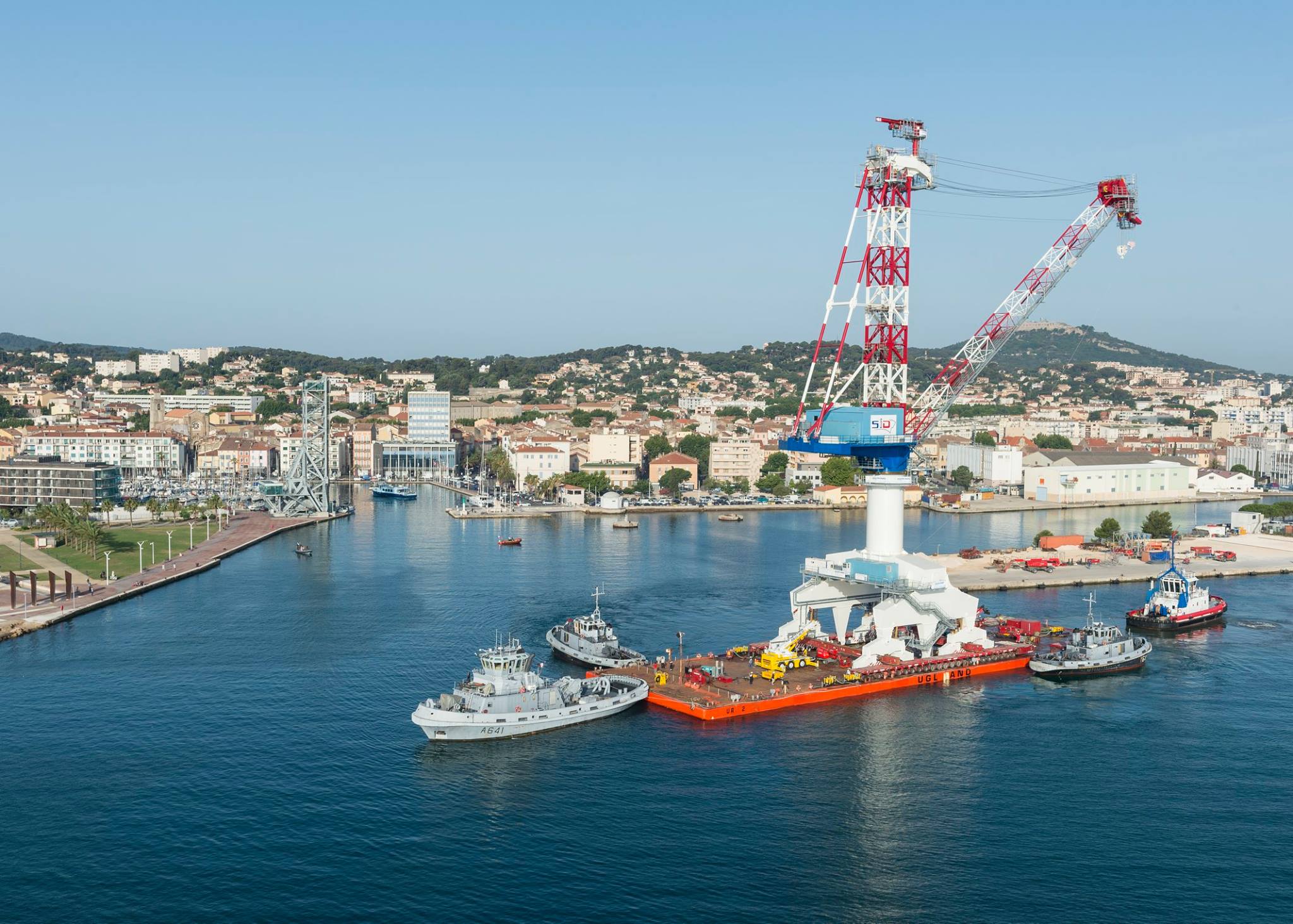 La grue 10B transférée par barge de La Seyne au port militaire de Toulon