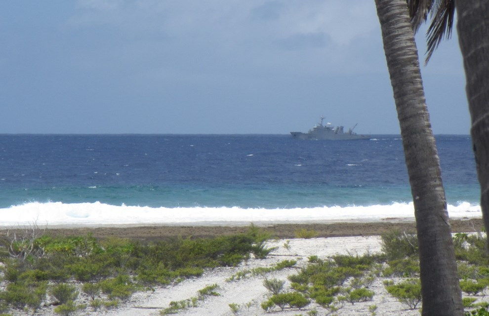 L'Arago au large d'un atoll des Tuamotu