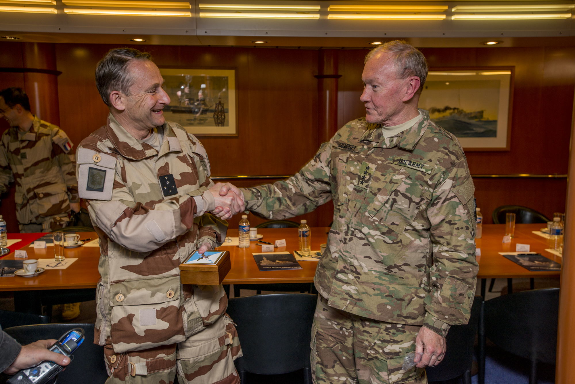 Le chef d’état-major des armées et son homologue américain échangent des cadeaux
