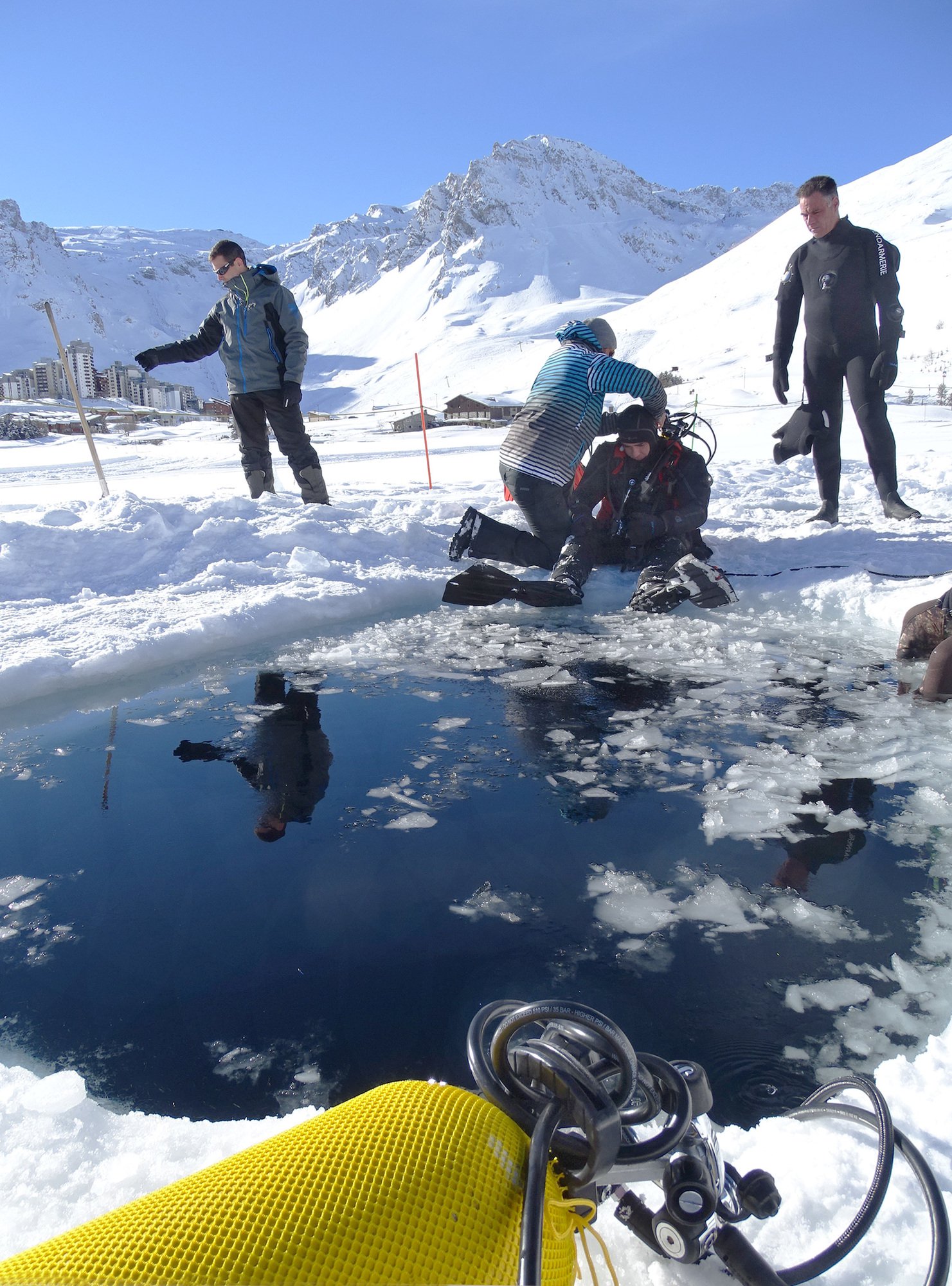 Des plongeurs de la CEPHISMER effectuent une plongée d’essais dans une eau glaciale