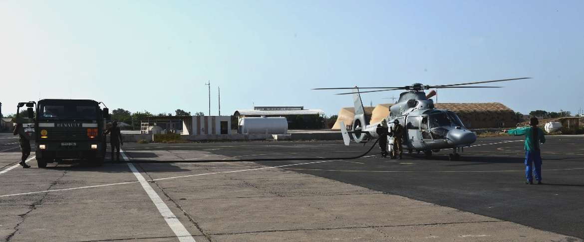 Avitaillement du Panther du Surcouf sur la base aérienne de Djibouti
