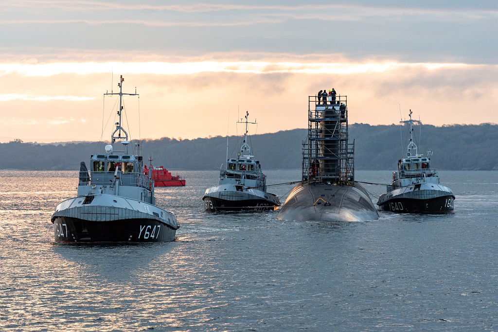 Le sous-marin Le Terrible transféré de l’Ile Longue au bassin 8 de la base navale de Brest