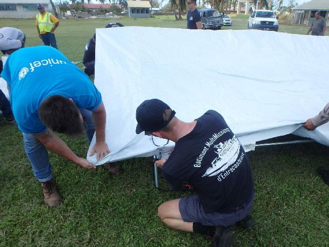 L'équipage du D'Entrecasteaux installe des tentes pour la population sinistrée