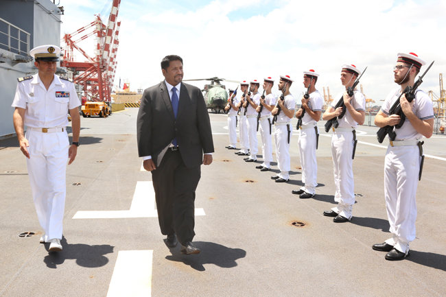 Le ministre de la défense du Sri Lanka, Ruwan Wijewardene, passe en revue la garde d'honneur du BPC Mistral