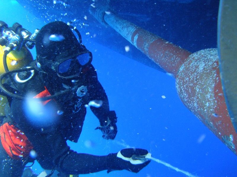 Le plongeur de bord de l'Audacieuse décrochant un filet coincé dans les hélices au large du Natal au Brésil