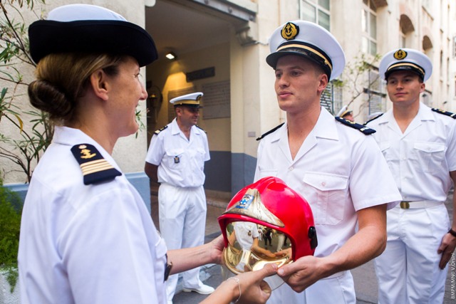 Remise de casques aux officiers Marins-Pompiers nouvellement embarqués