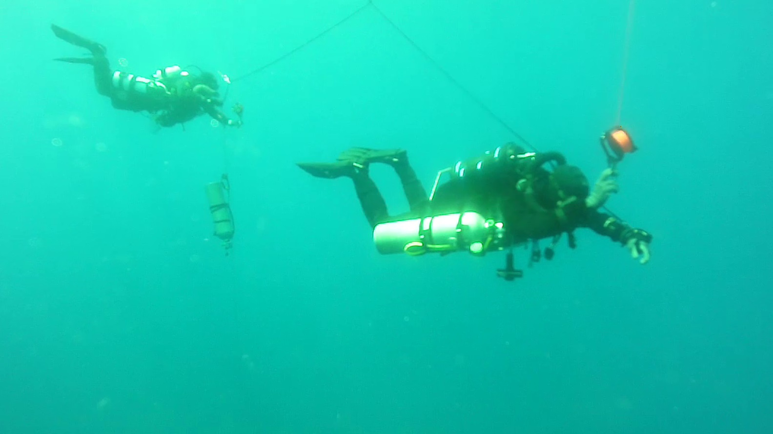 Des plongeurs militaires par 100 m de profondeur