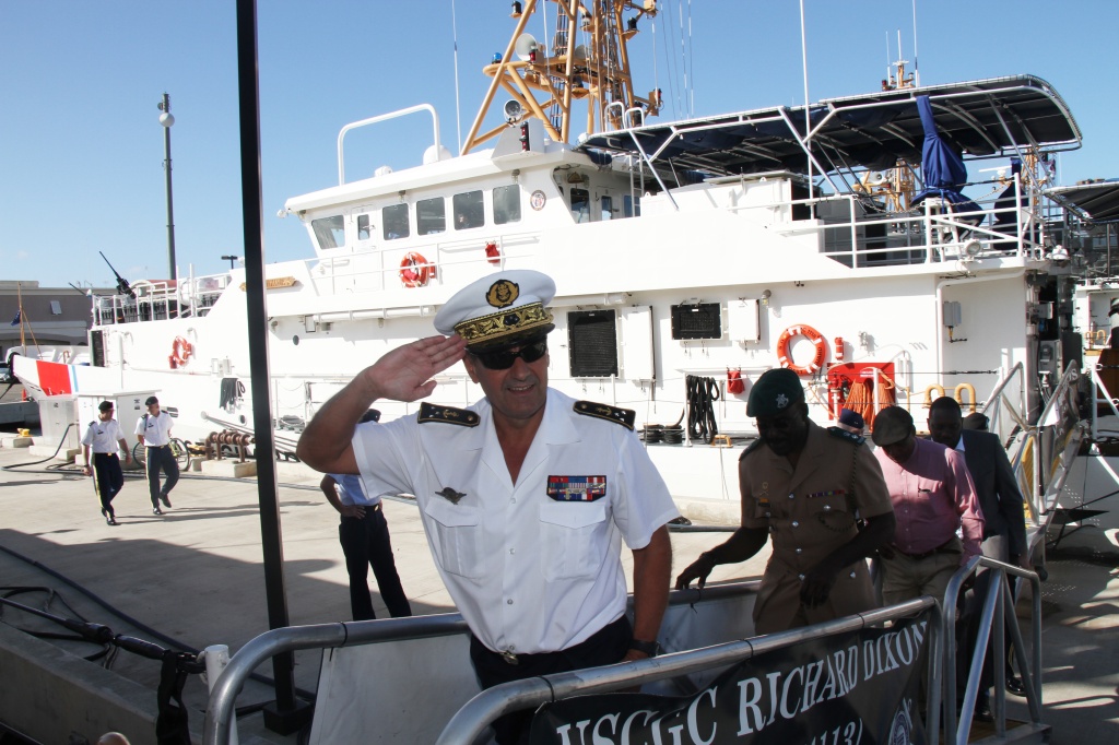 Le vice-amiral Olivier Coupry monte à bord d'un bâtiment des gardes-côtes américains