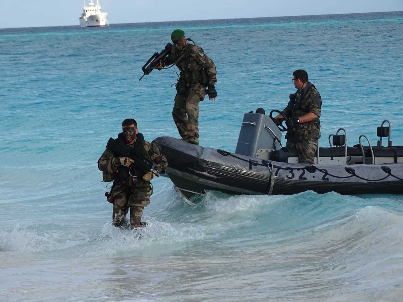 Un groupe d’assaut spécialisé de la Légion Etrangère débarque sur l’île de Grande Glorieuse depuis Le Malin