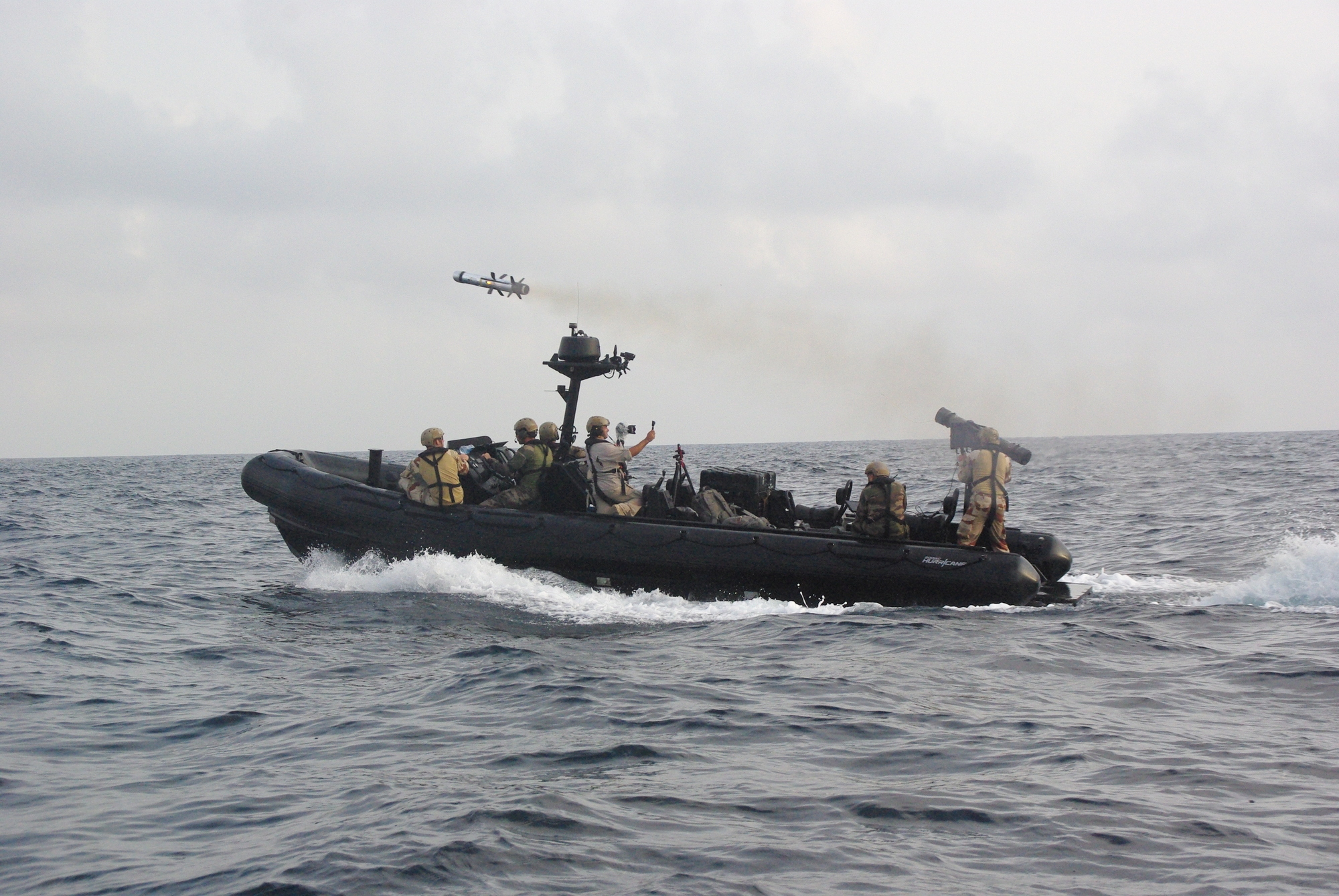 Des commandos-marine lancent un missile à moyenne portée (MMP) depuis la mer