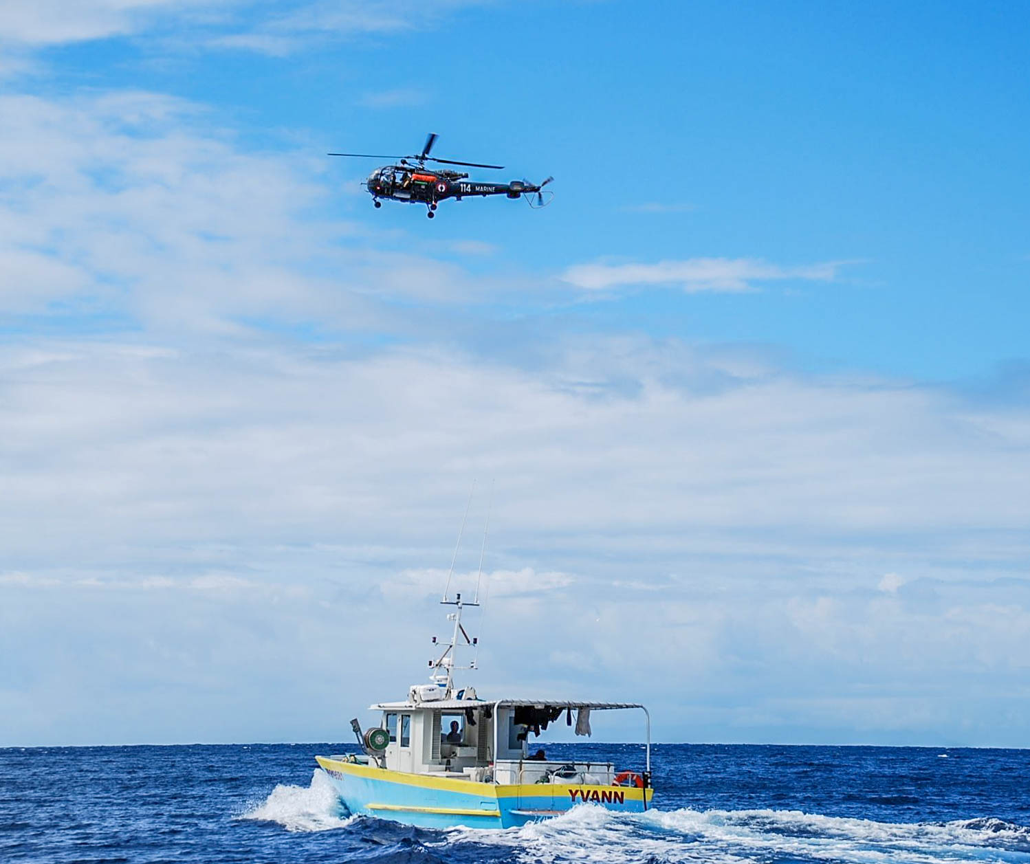 Un hélicoptère Alouette III intercepte un bateau de pêche