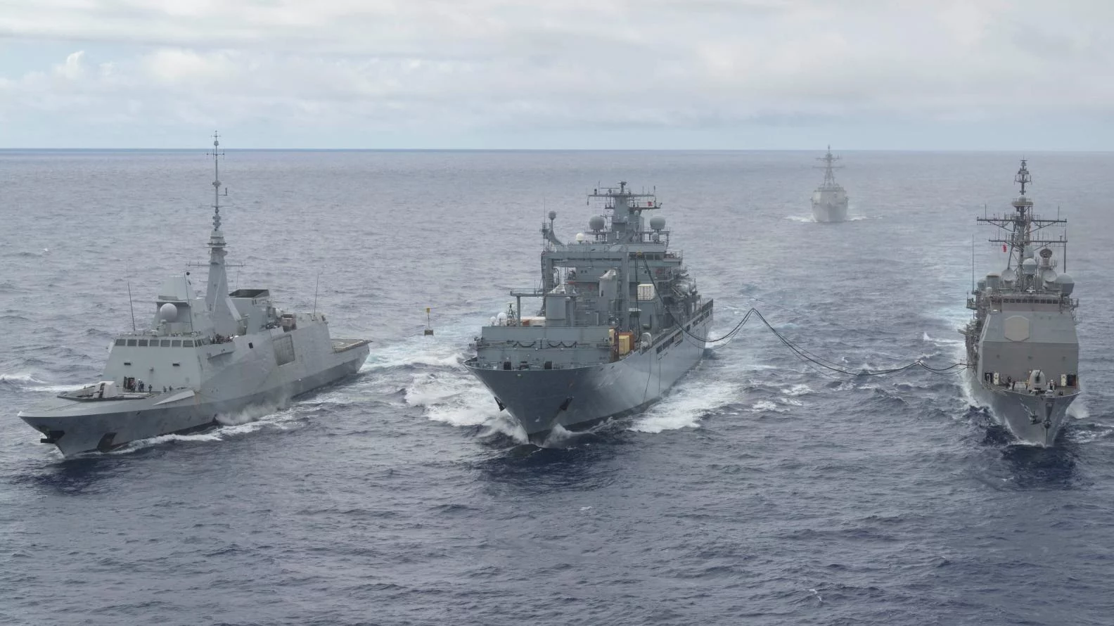 La frégate Bretagne, le ravitailleur allemand FGS Frankfurt-am-Main et le croiseur américain USS Princeton