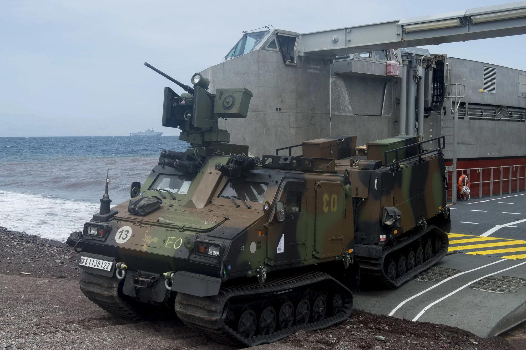 Un engin blindé américain débarque d'un EDAR