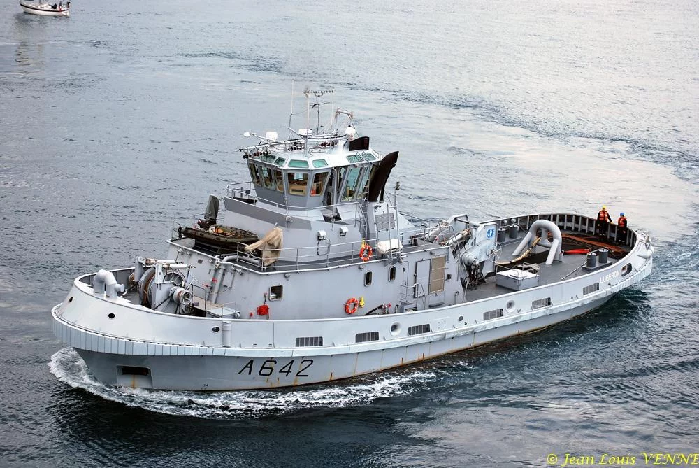 Un remorqueur de la base navale