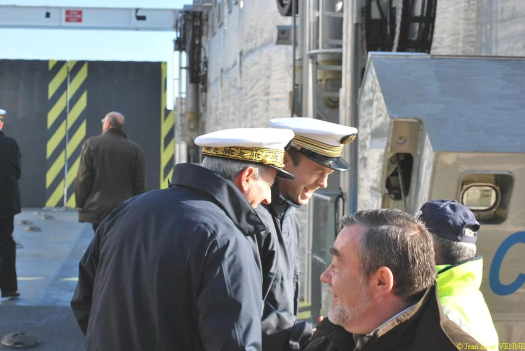 Le CEMM et les invités remontent à bord