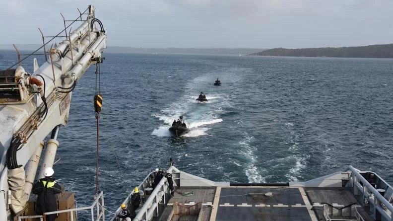 Trois ERTACO du Commando Ponchardier s'approchent du bâtiment de soutien Rhône