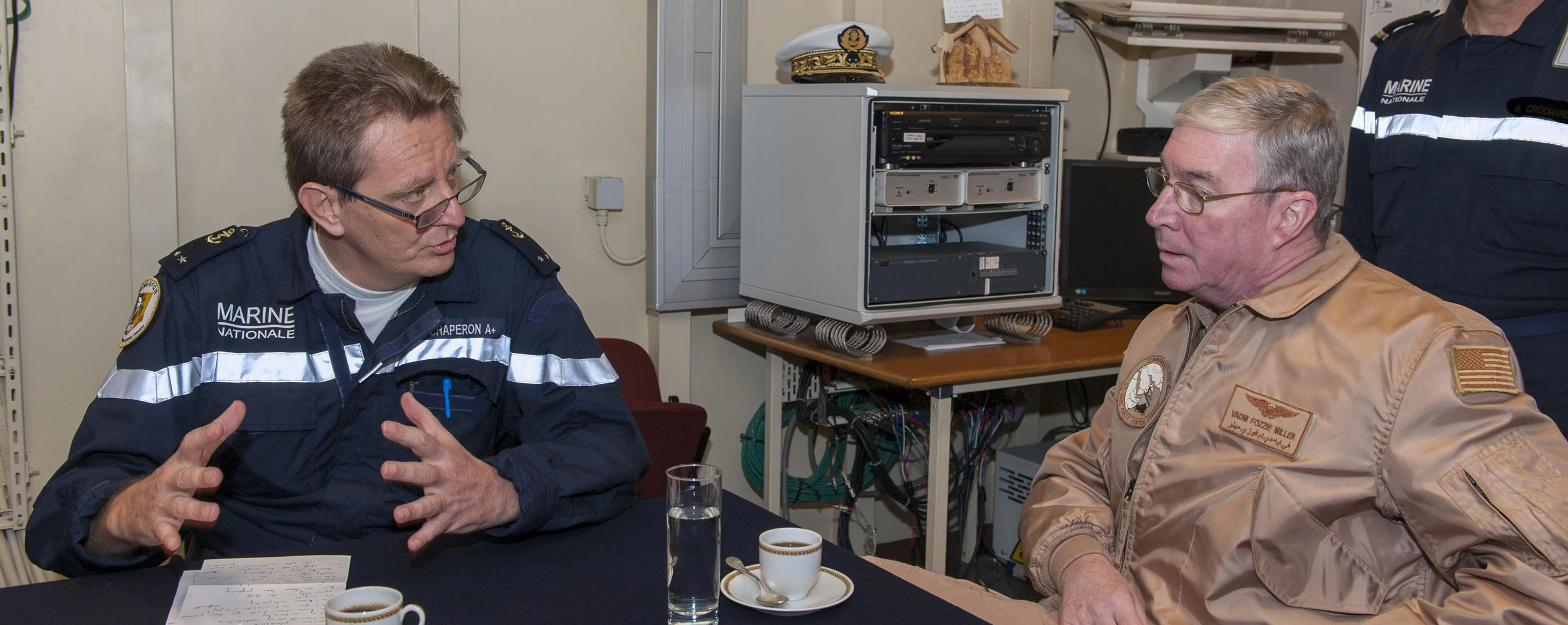 Le contre-amiral Eric Chaperon s'entretient avec le vice-amiral John Miller
