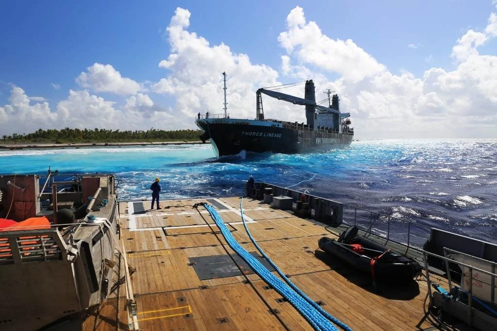 Le Thorco-Lineage remorqué par le Bougainville