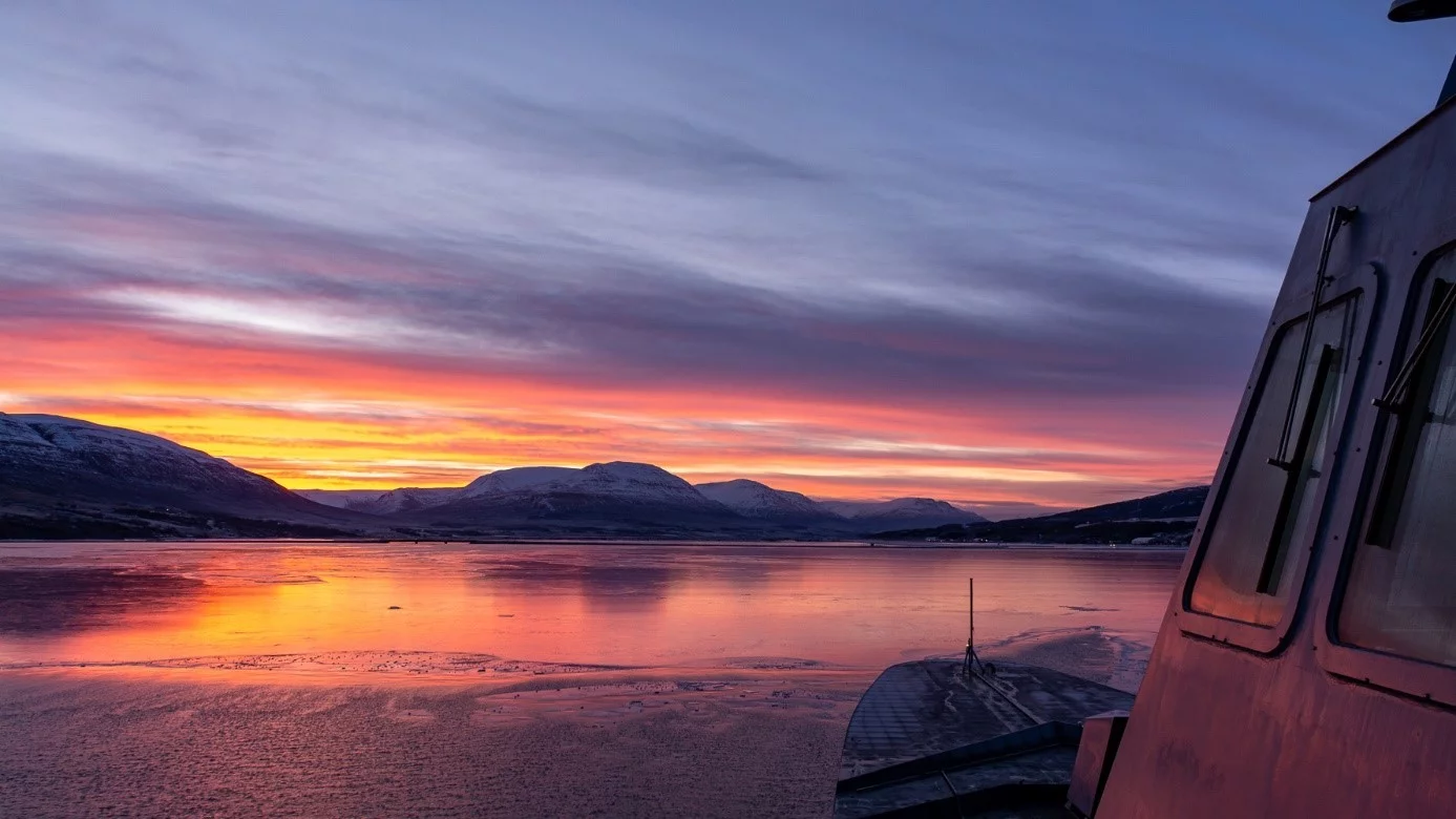 La frégate Bretagne dans un fjord islandais