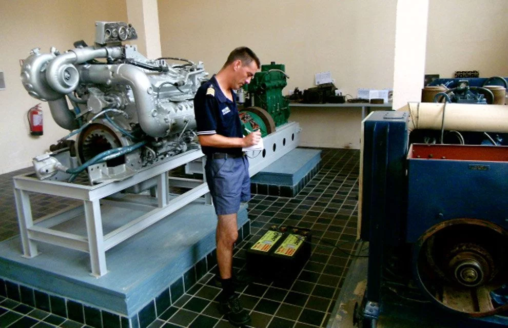 Un membre de l’équipage du Germinal expertise des installations mécaniques