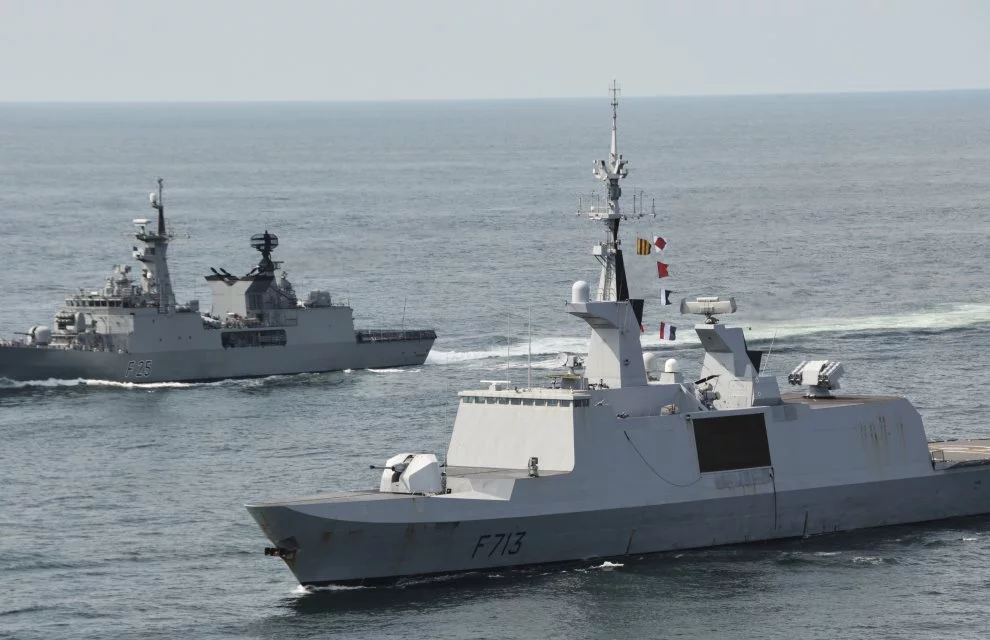 La frégate Aconit et une frégate de la marine bangladaise