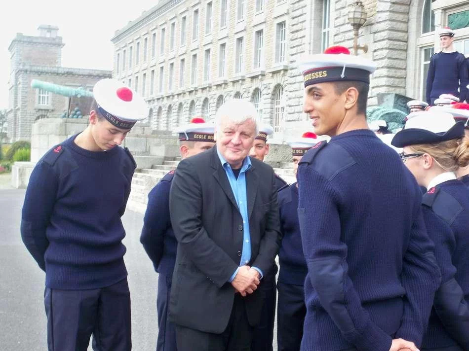 Jacques Perrin, entouré par des élèves de l’École des mousses