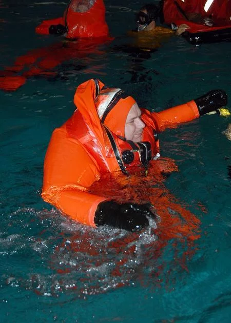 Le technicien sonar de 1è classe Stanley Lowe, affecté Ã  l'USS Michigan, apprend Ã  utiliser la combinaison MK-10 Ã  la base navale de Kitsap