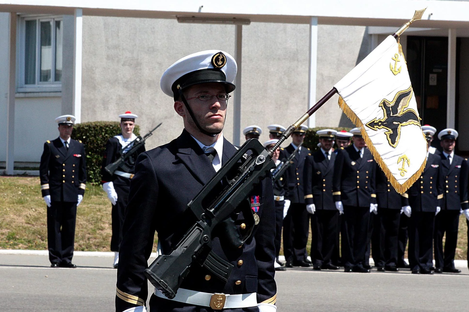 Remise de la Croix de la Valeur Militaire à la flottille 17F