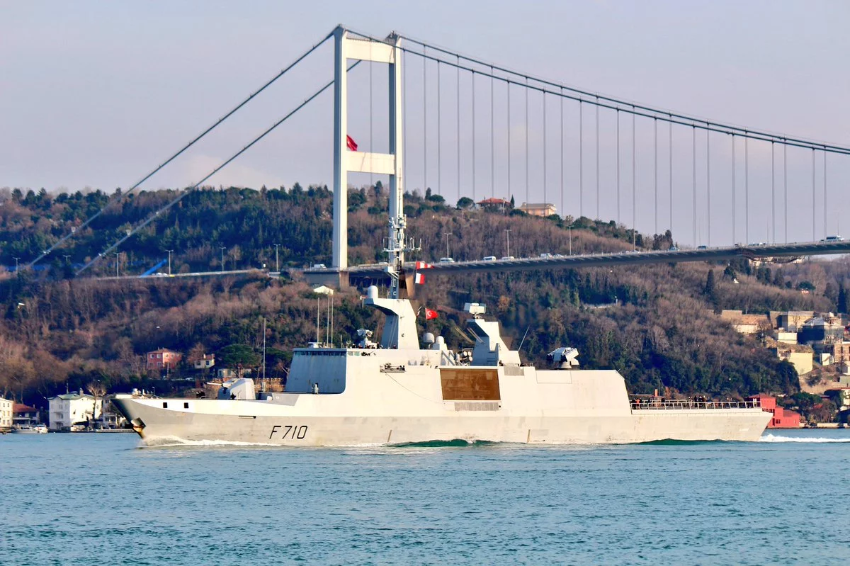 La frégate La Fayette franchit le détroit du Bosphore