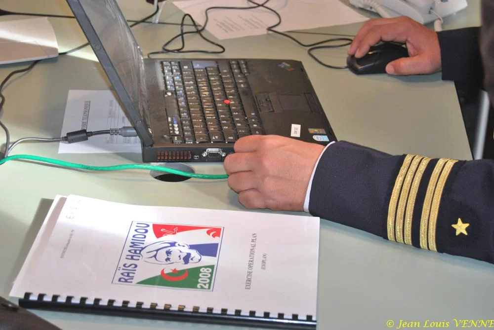 Au PC franco-algérien de l'exercice Raïs Hamidou