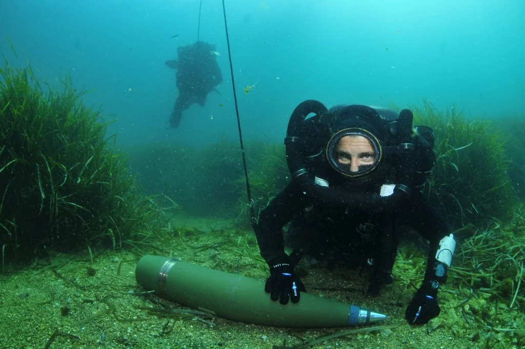 Un plongeur-démineur intervient sur un obus immergé