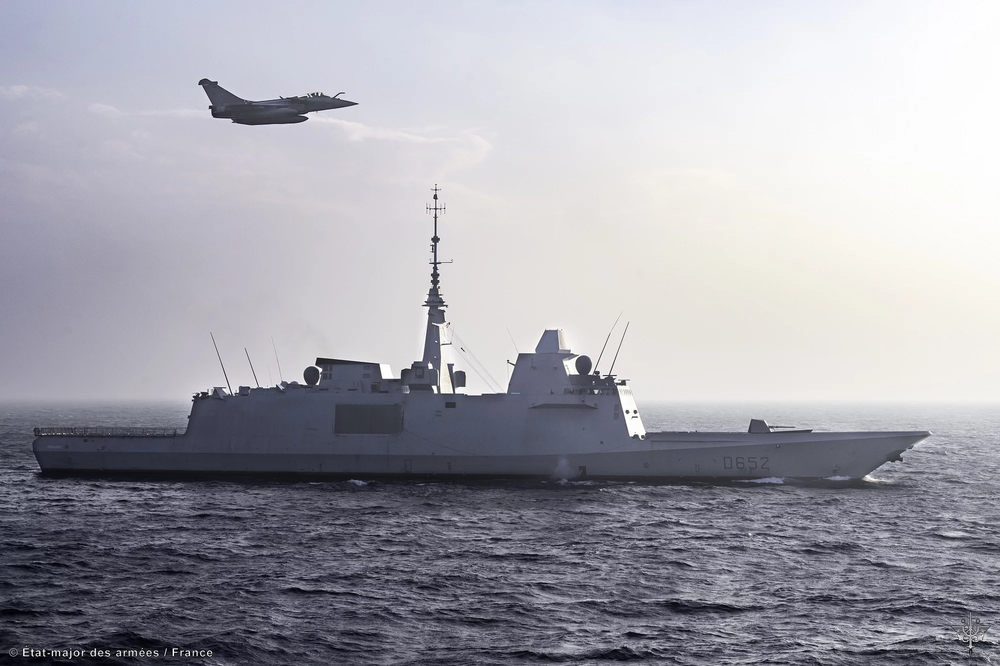 La frégate Provence survolée par un Rafale de l'armée de l'air